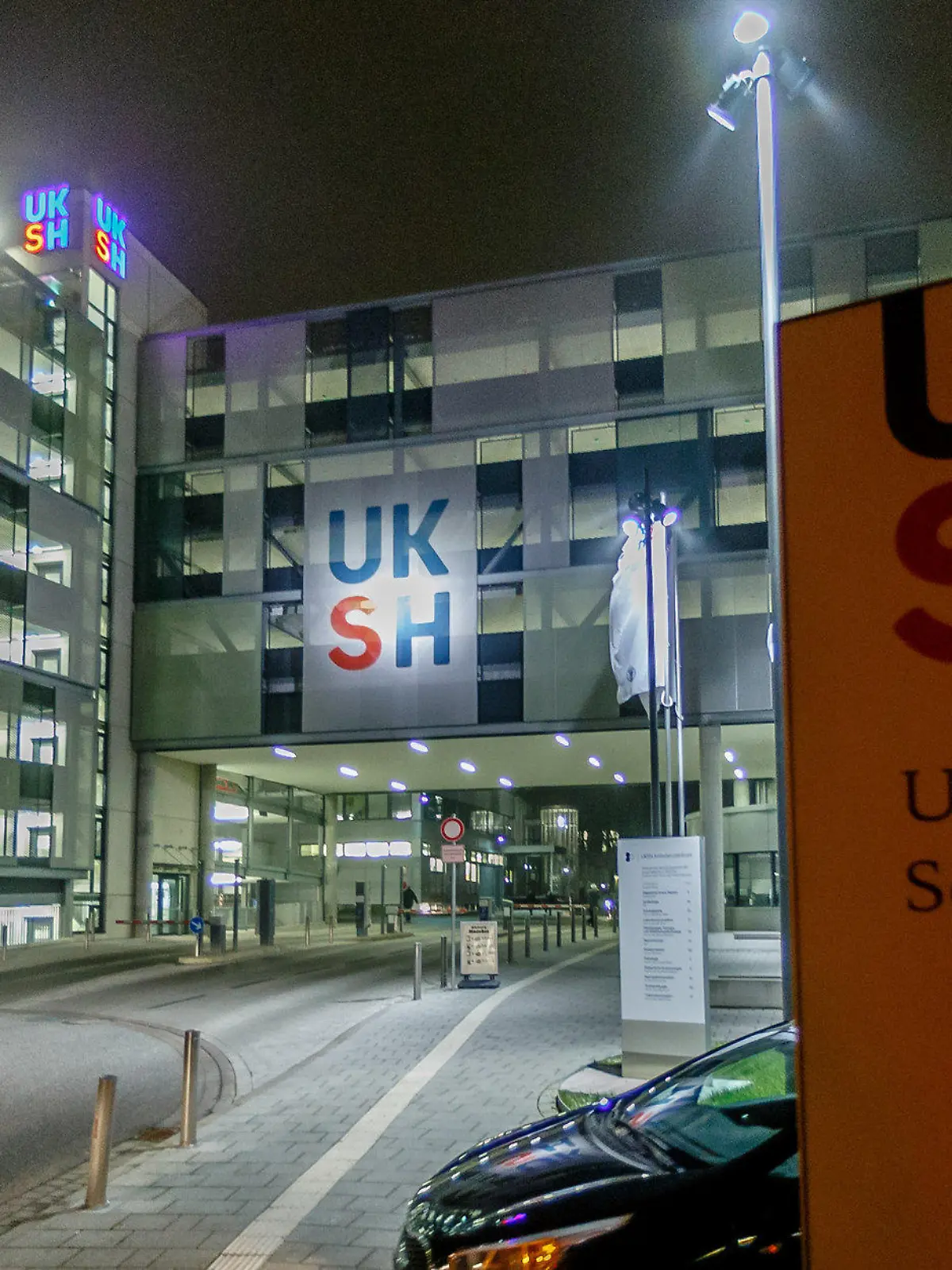 Der Haupteingang des Universitätskrankenhauses Schleswig-Holstein (UKSH) ist am 23.01.2015 in Kiel (Schleswig-Holstein) zu sehen. In diesem Krankenhaus infizierten sich insgesamt 19 Patienten mit Keimen, von denen fünf bis jetzt verstarben. Foto: Markus Scholz/dpa (Zu dpa "Gefährlicher Keim bei fünf gestorbenen Patienten in Kiel nachgewiesen" vom 23.01.2015) +++(c) dpa - Bildfunk+++