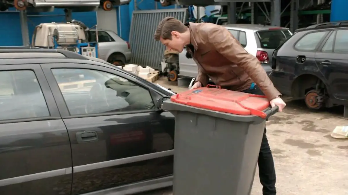 Beim Müll rausbringen Autoscheibe zertrümmert Wie konnte das denn passieren?