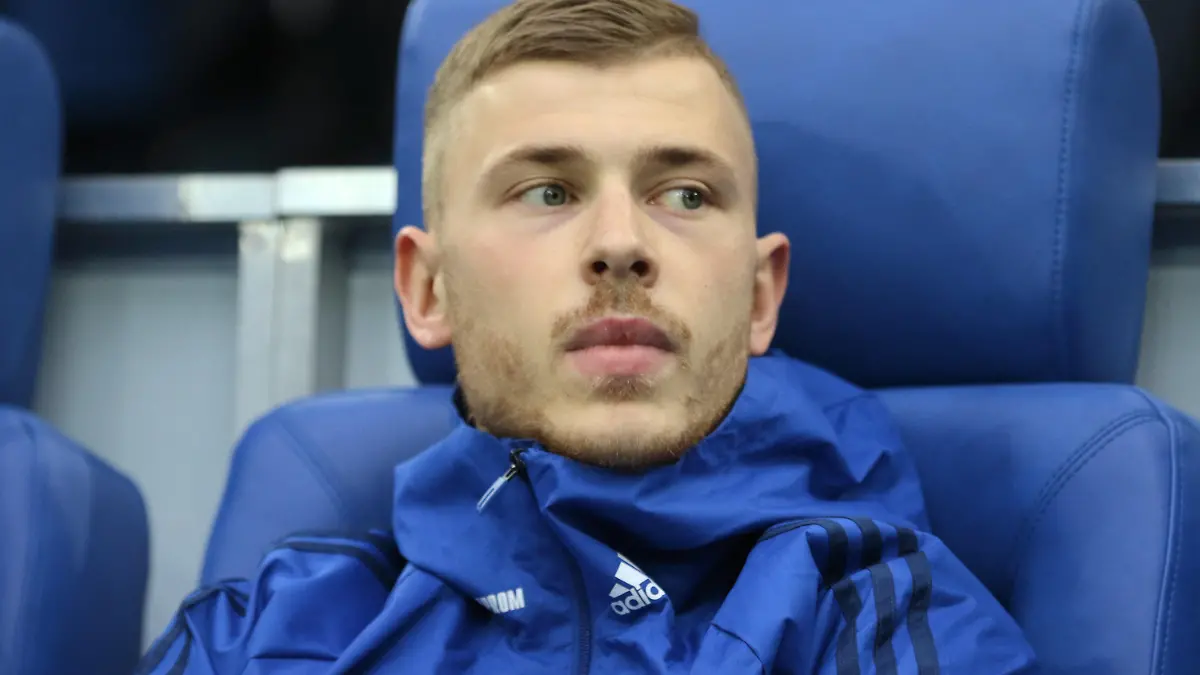 ARCHIV - 31.03.2018, Nordrhein-Westfalen, Gelsenkirchen: Fußball: Bundesliga, FC Schalke 04 - SC Freiburg, 28. Spieltag in der Veltins Arena Max Meyer von Schalke sitzt auf der Bank. (zu dpa «Meyer kehrt in Bundesliga zurück: Vertrag in Köln bis Saisonende») Foto: Ina Fassbender/dpa +++ dpa-Bildfunk +++