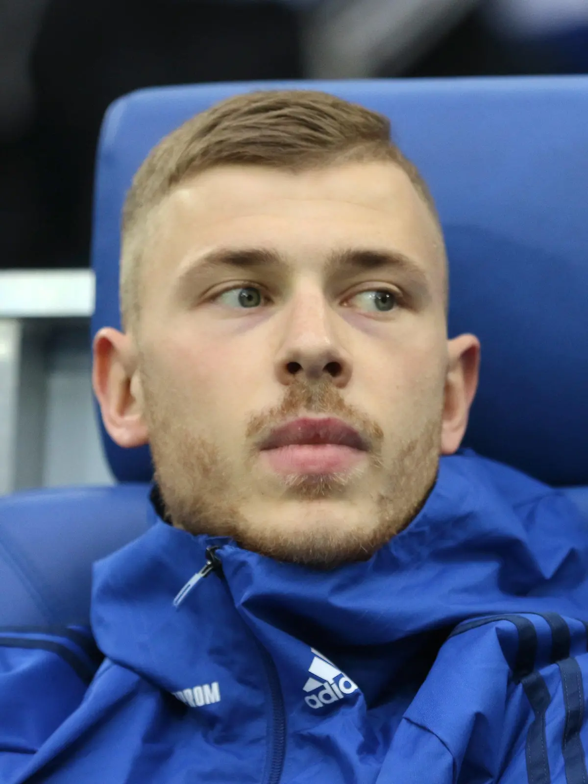 ARCHIV - 31.03.2018, Nordrhein-Westfalen, Gelsenkirchen: Fußball: Bundesliga, FC Schalke 04 - SC Freiburg, 28. Spieltag in der Veltins Arena Max Meyer von Schalke sitzt auf der Bank. (zu dpa «Meyer kehrt in Bundesliga zurück: Vertrag in Köln bis Saisonende») Foto: Ina Fassbender/dpa +++ dpa-Bildfunk +++