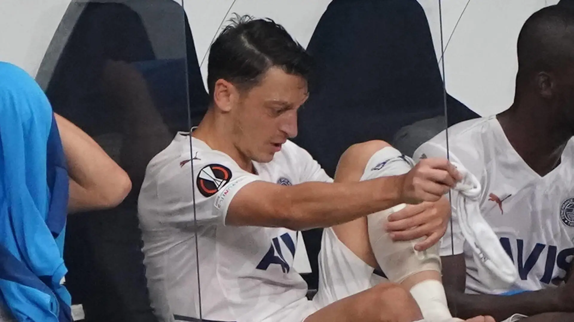 Mesut Özil Fenerbahce Istanbul ausgewechselt auf der Bank - Frankfurt 16.09.2021: Eintracht Frankfurt vs. Fenerbahce Istanbul, Deutsche Bank Park, 1. Spieltag UEFA Europa League *** Mesut Özil Fenerbahce Istanbul substituted on the bench Frankfurt 16 09 2021 Eintracht Frankfurt vs Fenerbahce Istanbul, Deutsche Bank Park, Matchday 1 UEFA Europa League