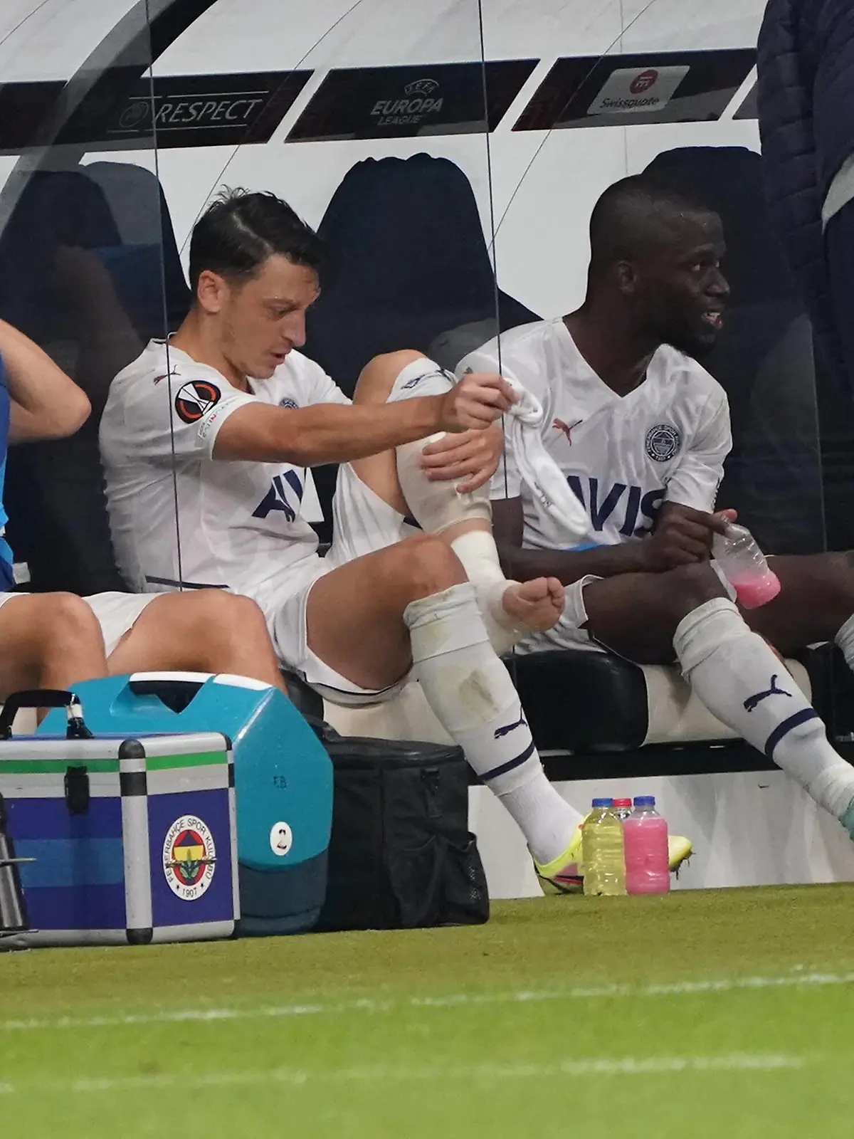  Mesut Özil Fenerbahce Istanbul ausgewechselt auf der Bank - Frankfurt 16.09.2021: Eintracht Frankfurt vs. Fenerbahce Istanbul, Deutsche Bank Park, 1. Spieltag UEFA Europa League *** Mesut Özil Fenerbahce Istanbul substituted on the bench Frankfurt 16 09 2021 Eintracht Frankfurt vs Fenerbahce Istanbul, Deutsche Bank Park, Matchday 1 UEFA Europa League