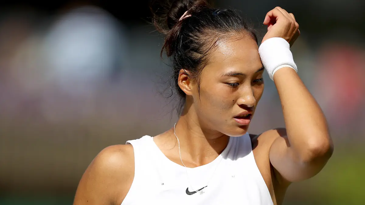 220703 -- LONDON, July 3, 2022 -- Zheng Qinwen reacts during the women s singles third round match between Zheng Qinwen of China and Elena Rybakina of Kazakhstan at Wimbledon Tennis Championship in London, Britain, on July 2, 2022. SPBRITAIN-LONDON-TENNIS-WIMBLEDON-WOMEN S SINGLES LixYing PUBLICATIONxNOTxINxCHN