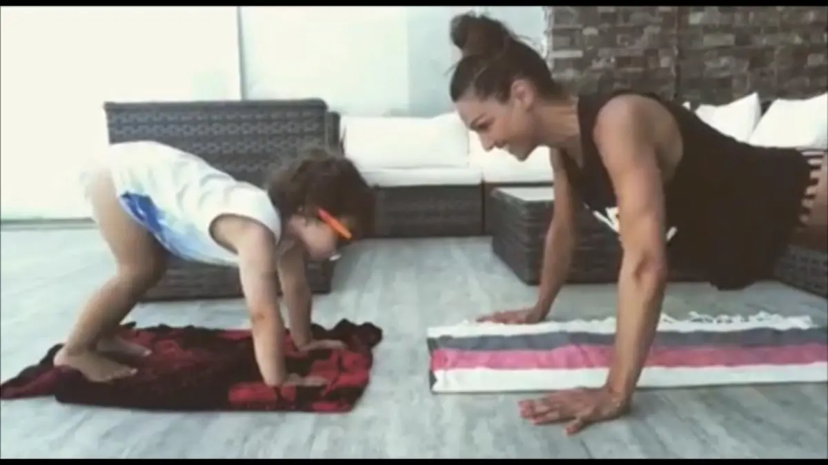 Nazan Eckes: Baby-Workout mit Sohn Ilyas Sportlich im Familienurlaub