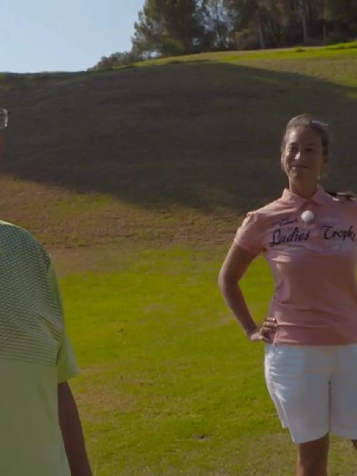 Bild zu: "Vater und Tochter zusammen auf dem Golfplatz"