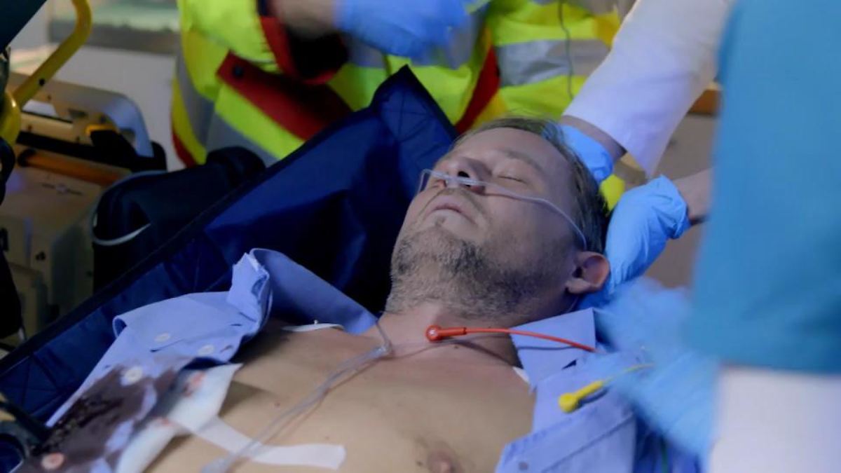 Folge: "Todesangst": Chris wird mit Stichwunde eingeliefert