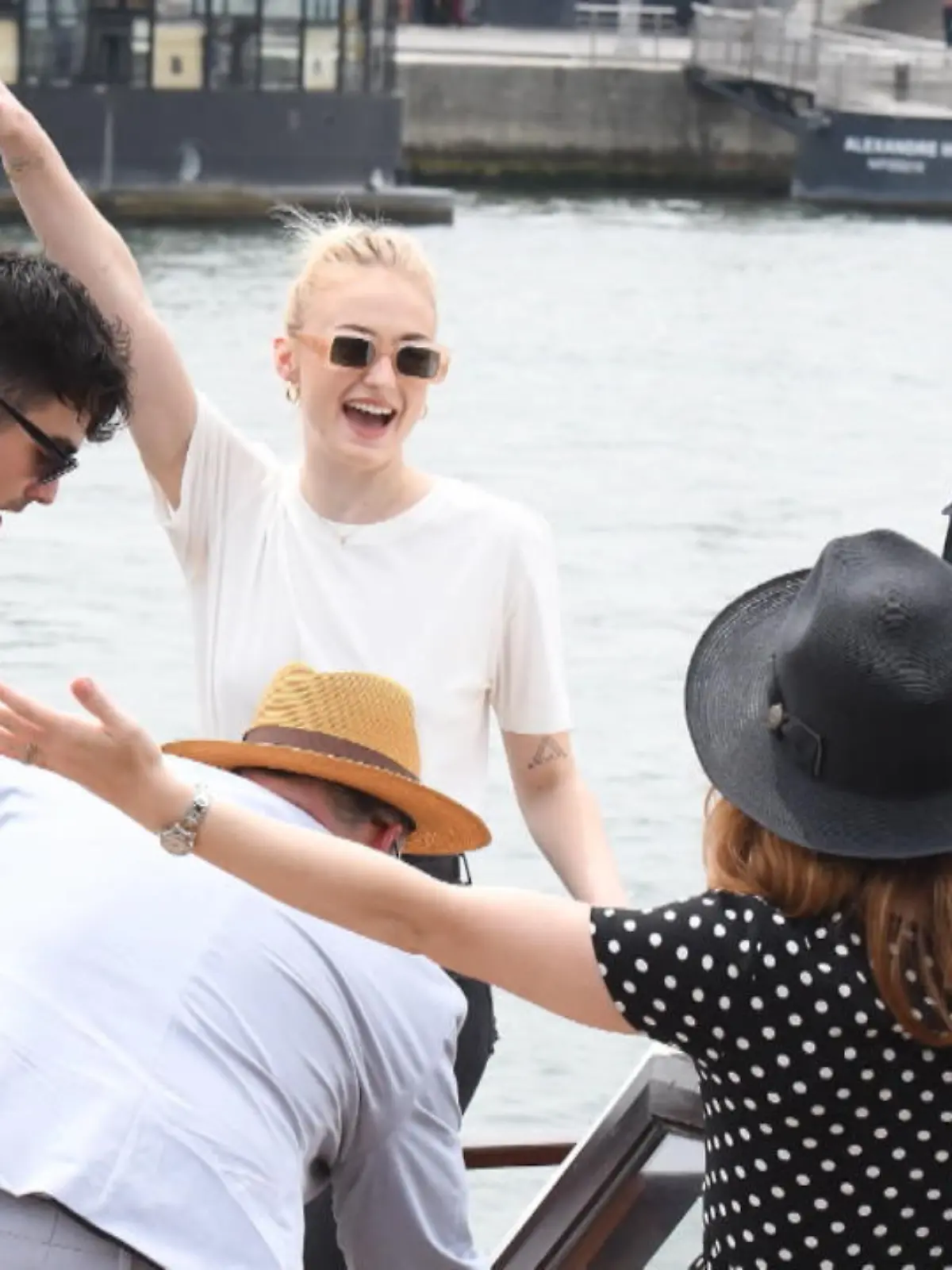 Bild zu: "Sophie Turner und Joe Jonas feiern auf der Seine"