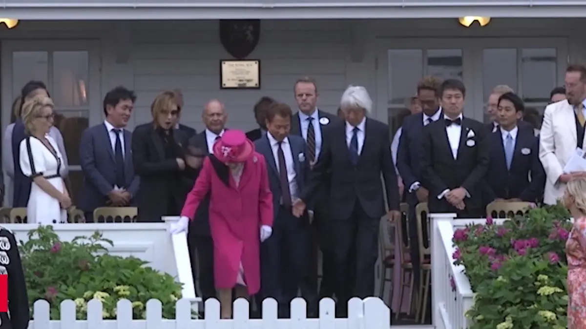 Queen Elizabeth fliegt ein Schal ins Gesicht Peinliche Panne