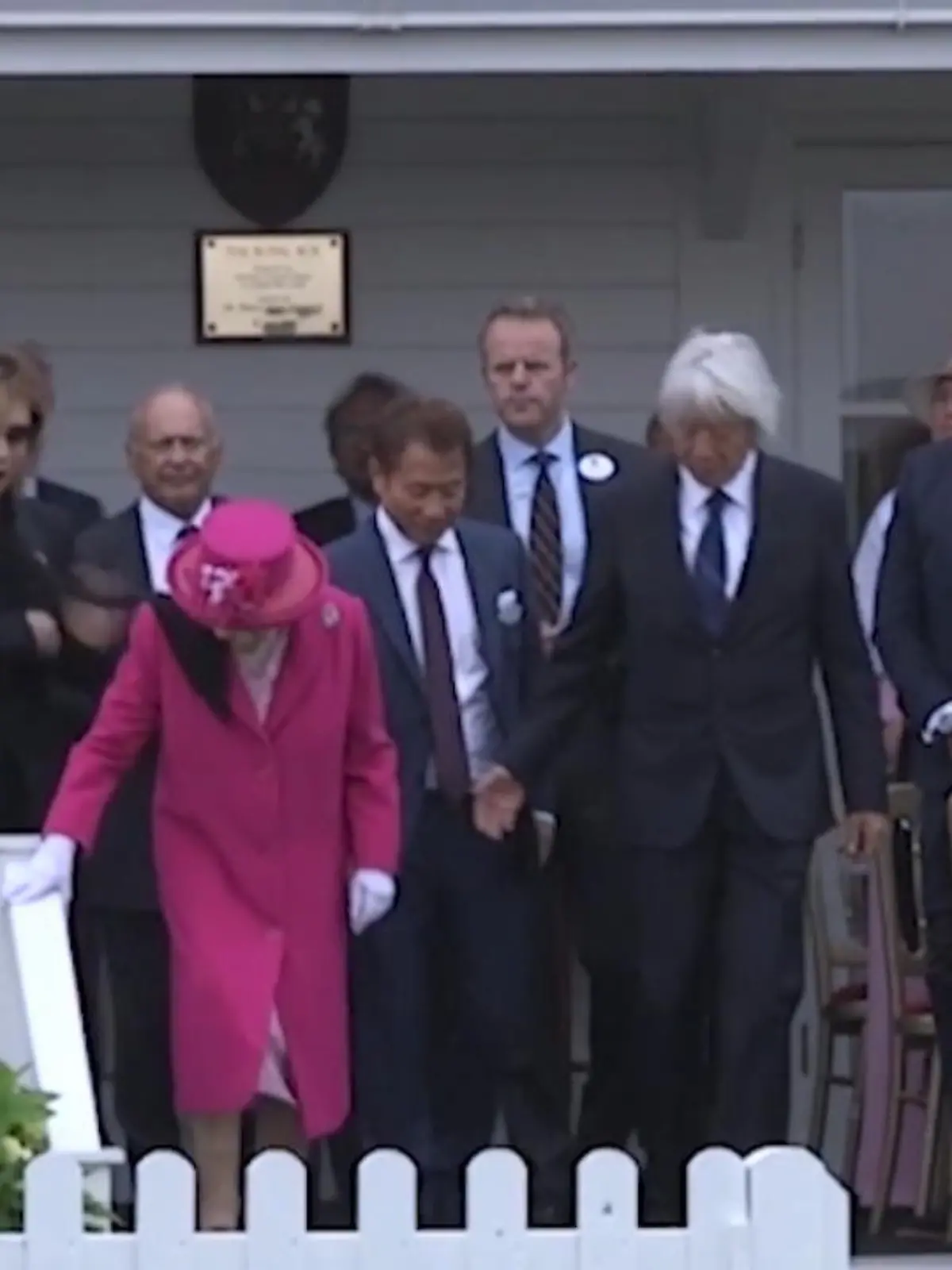 Bild zu: "Queen Elizabeth fliegt ein Schal ins Gesicht"