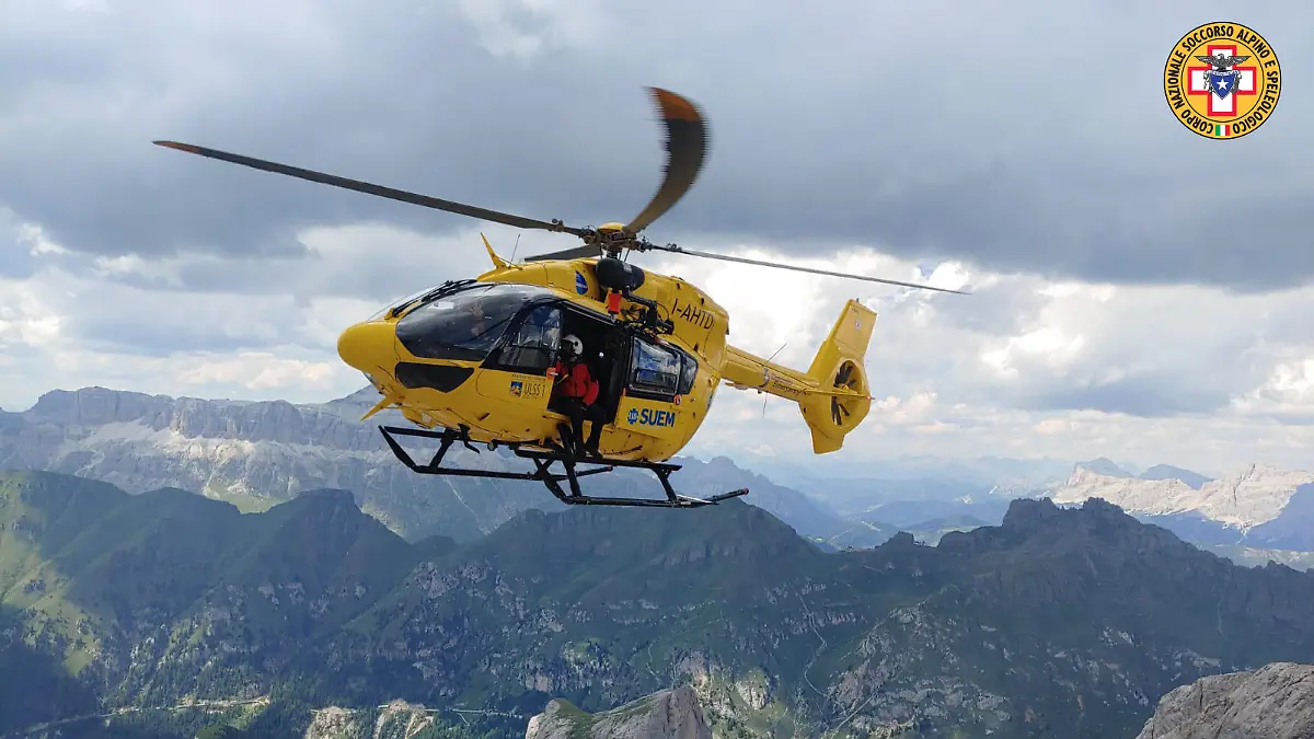 HANDOUT - 03.07.2022, Italien, Marmolata: Das Handout zeigt einen Rettungshubschrauber in den Dolomiten. Bei einem massiven Gletscherbruch in Norditalien sind mindestens fünf Menschen getötet und acht weitere zum Teil schwer verletzt worden. Foto: --/Corpo Nazionale Soccorso Alpino e Speleologico/dpa - ACHTUNG: Nur zur redaktionellen Verwendung im Zusammenhang mit der aktuellen Berichterstattung und nur mit vollständiger Nennung des vorstehenden Credits +++ dpa-Bildfunk +++