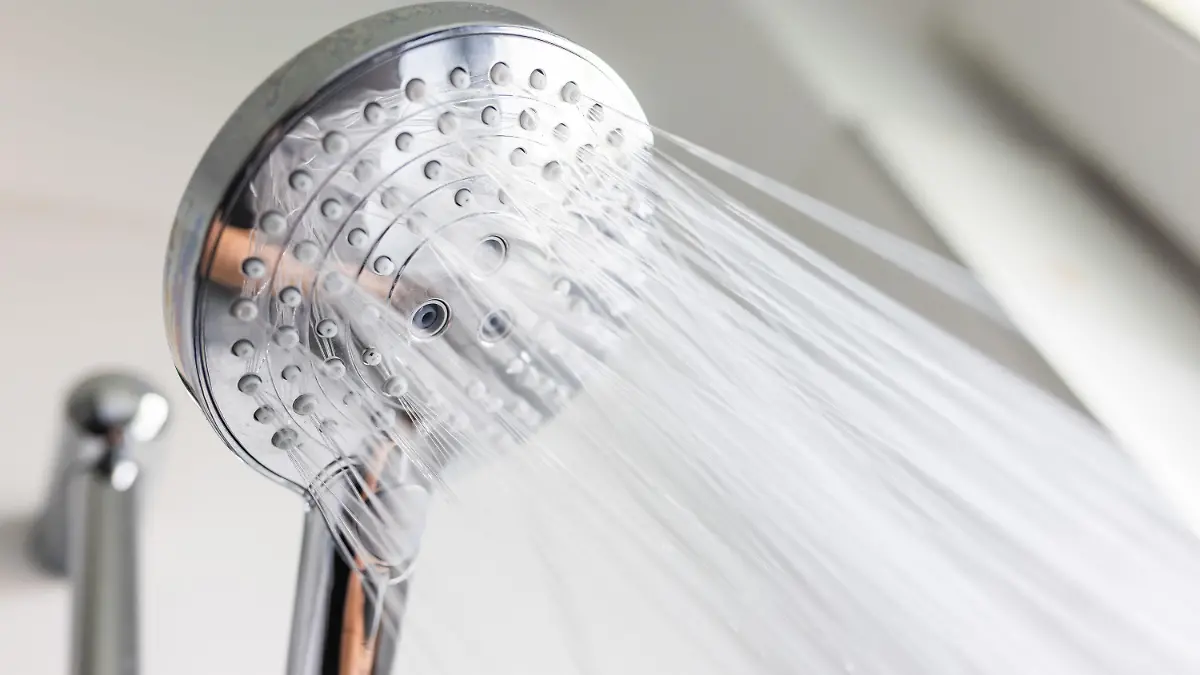 ILLUSTRATION - 09.08.2021, Baden-Württemberg, Freiburg: Wasser läuft aus einem Wasserhahn. Legionellen werden durch zerstäubtes oder vernebeltes Wasser übertragen zum Beispiel beim Duschen. Laut dem Gesundheitsamt steigt die Zahl der Legionellenfälle auffällig. (zu dpa «Behörden rätseln angesichts gestiegener Zahl der Legionellenfälle») Foto: Philipp von Ditfurth/dpa +++ dpa-Bildfunk +++