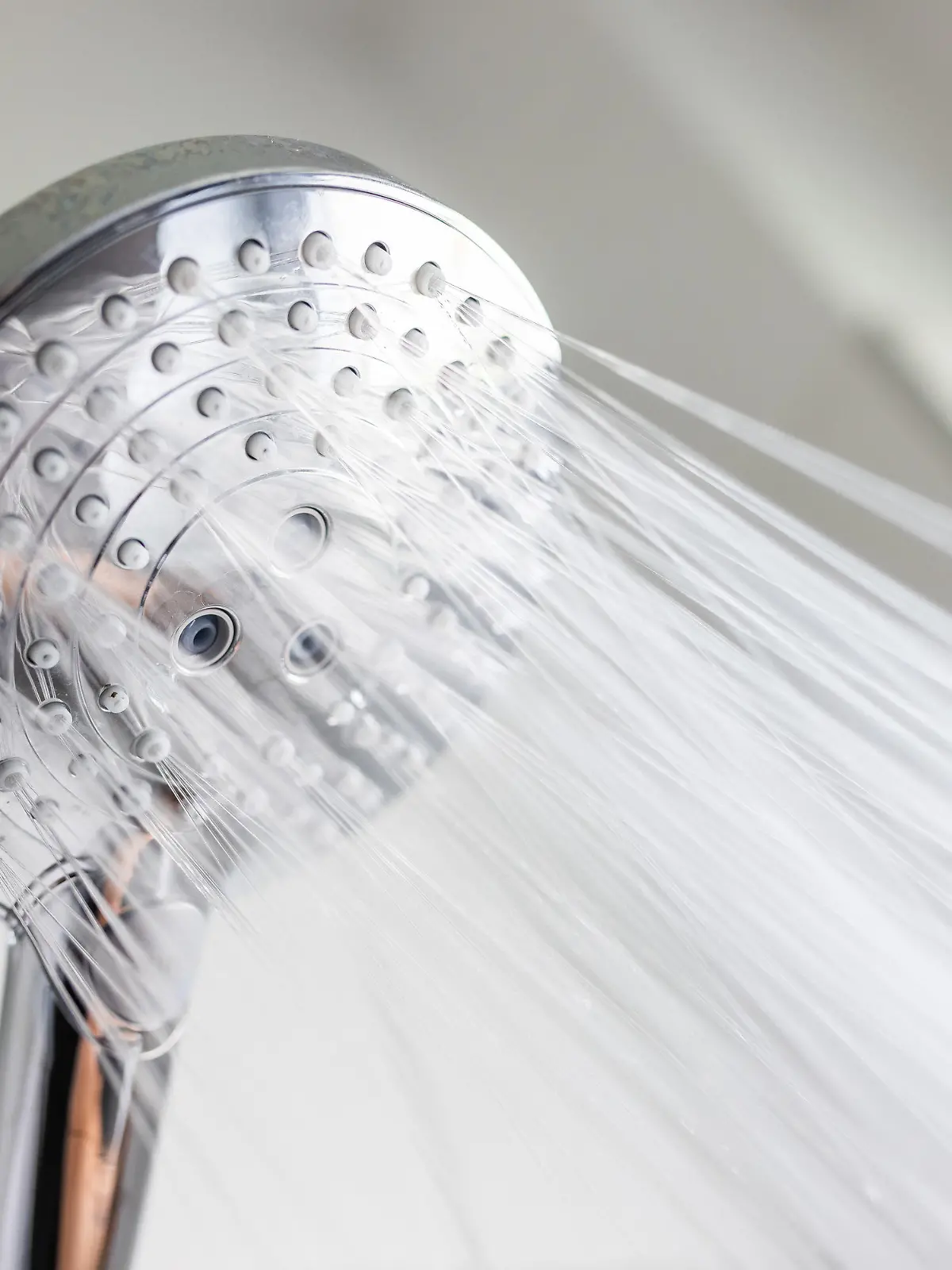 ILLUSTRATION - 09.08.2021, Baden-Württemberg, Freiburg: Wasser läuft aus einem Wasserhahn. Legionellen werden durch zerstäubtes oder vernebeltes Wasser übertragen zum Beispiel beim Duschen. Laut dem Gesundheitsamt steigt die Zahl der Legionellenfälle auffällig. (zu dpa «Behörden rätseln angesichts gestiegener Zahl der Legionellenfälle») Foto: Philipp von Ditfurth/dpa +++ dpa-Bildfunk +++