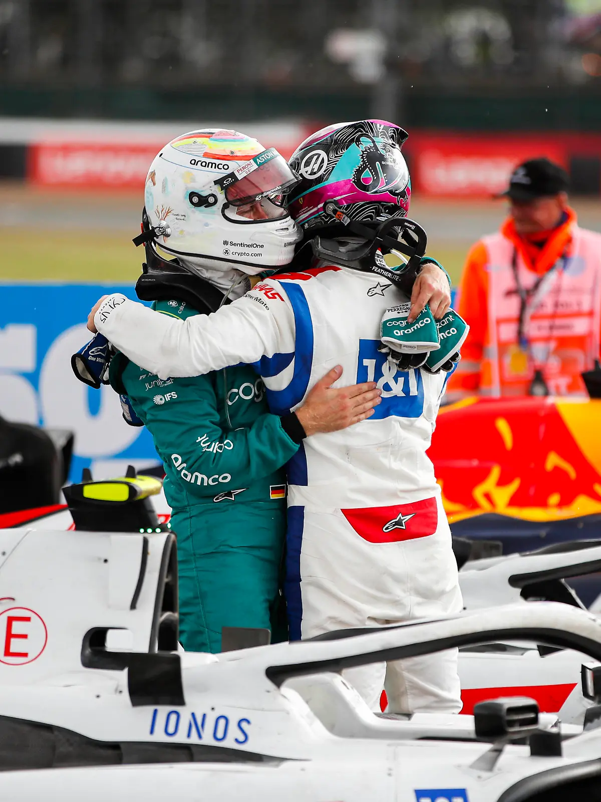 Formula 1 2022: British GP SILVERSTONE CIRCUIT, UNITED KINGDOM - JULY 03: Sebastian Vettel, Aston Martin, congratulates Mick Schumacher, Haas F1 Team, on securing his first points in F1 during the British GP at Silverstone Circuit on Sunday July 03, 2022 in Northamptonshire, United Kingdom. Photo by Zak Mauger / LAT Images Images PUBLICATIONxINxGERxSUIxAUTxHUNxONLY GP2210_162540_54I0879 