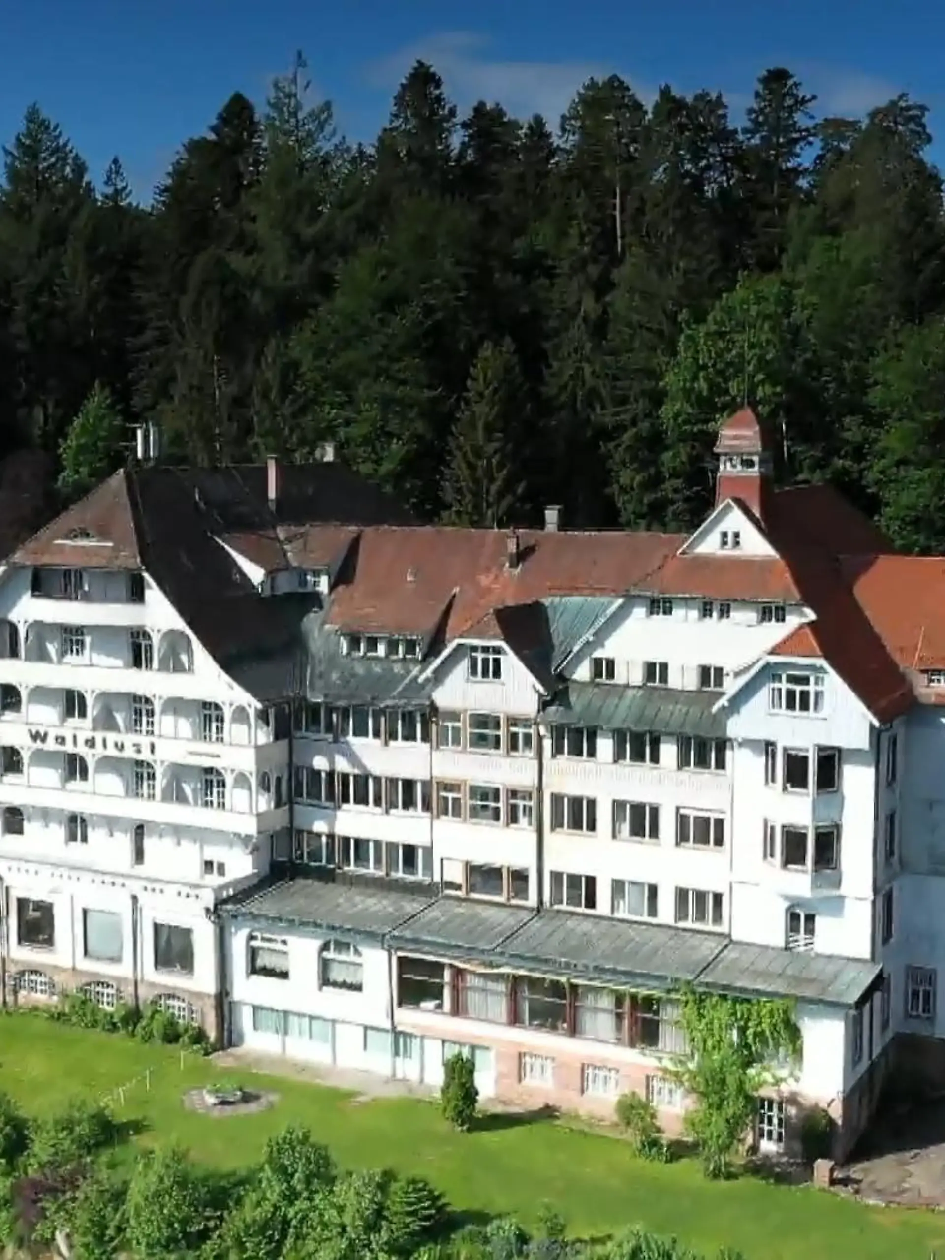 Verlassene Hotels ohne Gäste. In Deutschland nehmen zahlreiche Vereine den Kampf gegen das Hotel-Sterben auf. Wir zeigen Ihnen, wie Sie mit dem Urlaub in der Heimat nicht nur Hotels aus Deutschland retten können, sondern auch noch richtige Schnäppchen machen können.