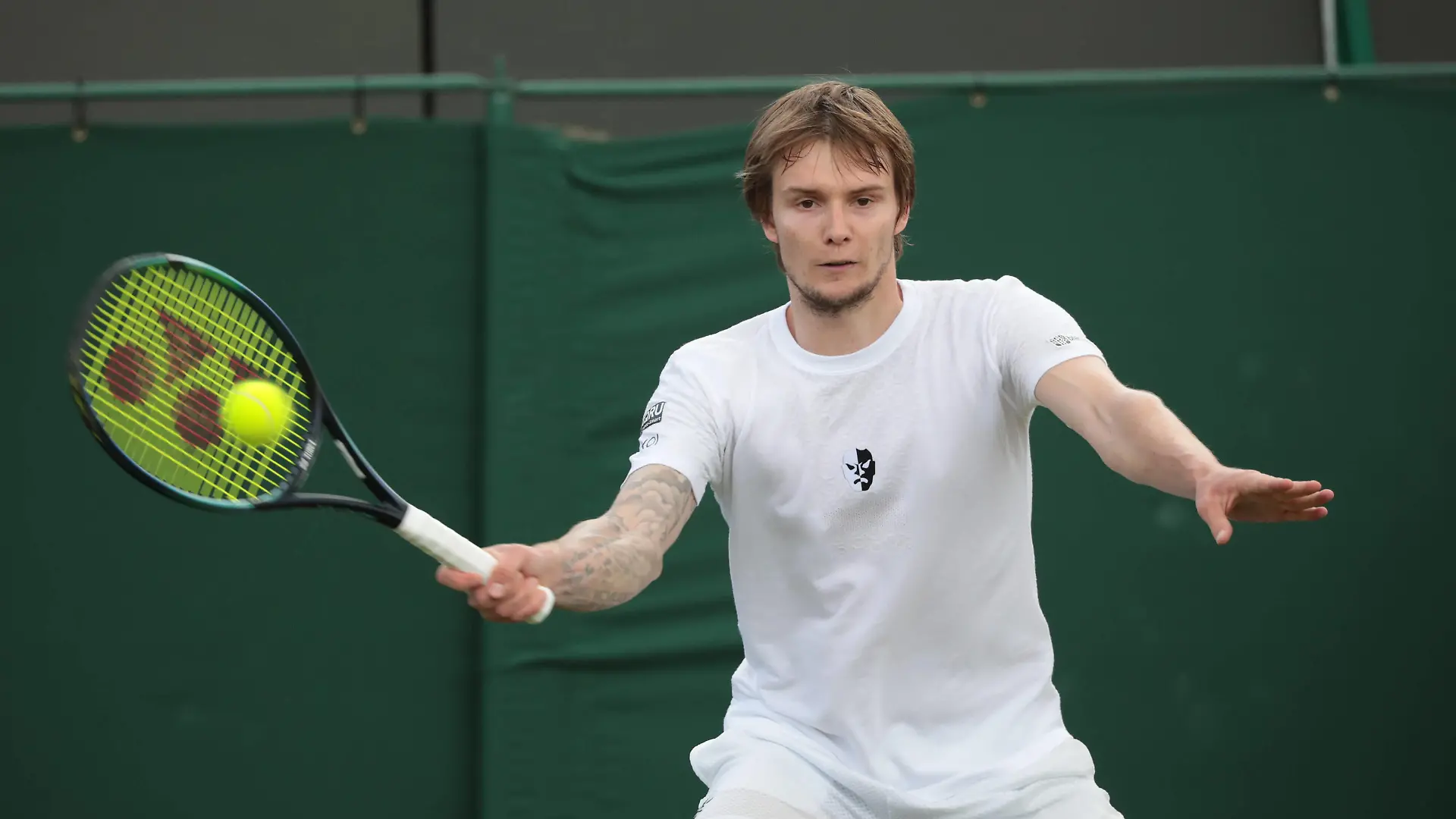 Kazakhstan s Alexander Bublik in action in his third round match against American Frances Tiafoe on day five of the 2022 Wimbledon championships in London on Friday, July 01, 2022. Tiafoe won the match 3-6,7-6,7-6,6-4. PUBLICATIONxINxGERxSUIxAUTxHUNxONLY LON2022070121 HUGOxPHILPOTT