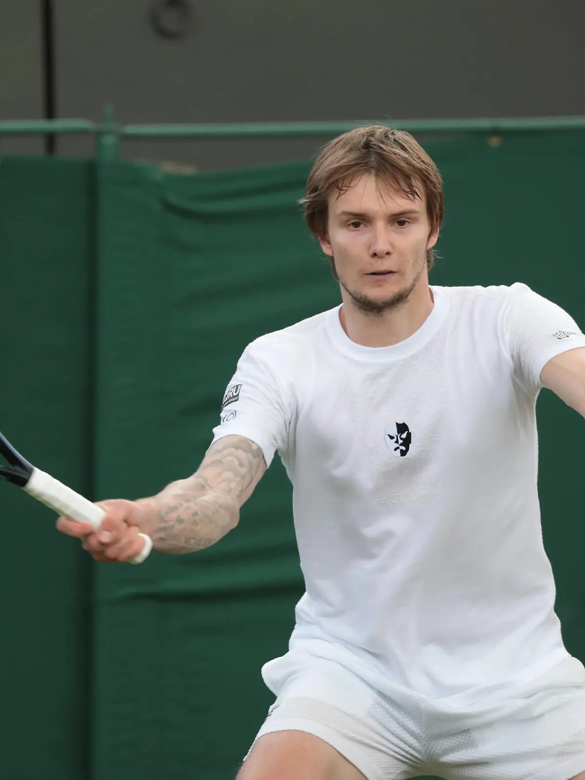  Kazakhstan s Alexander Bublik in action in his third round match against American Frances Tiafoe on day five of the 2022 Wimbledon championships in London on Friday, July 01, 2022. Tiafoe won the match 3-6,7-6,7-6,6-4. PUBLICATIONxINxGERxSUIxAUTxHUNxONLY LON2022070121 HUGOxPHILPOTT