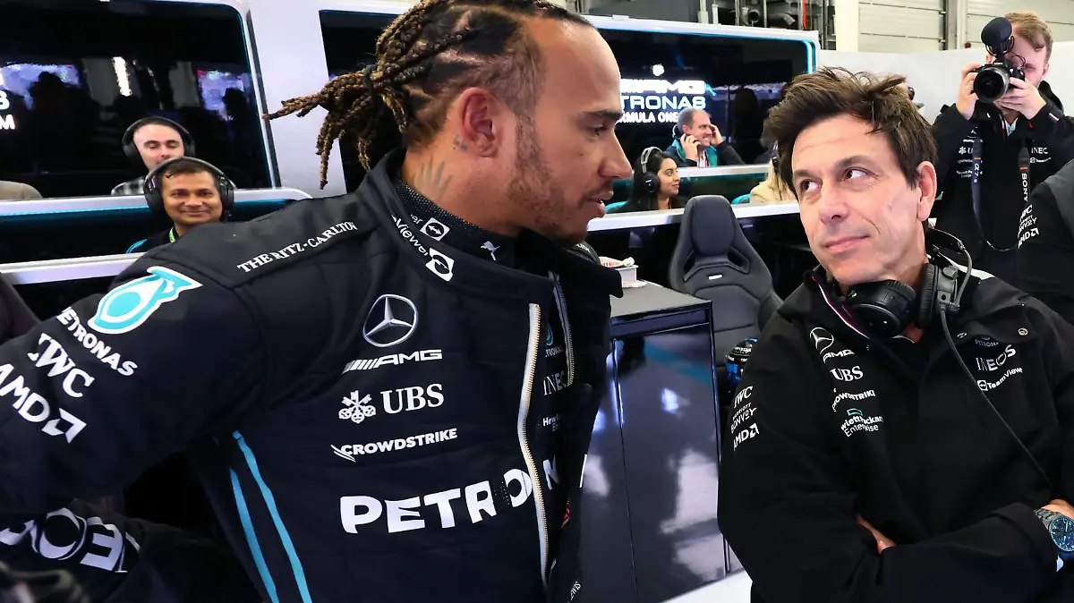 Formula 1 2022: British GP SILVERSTONE CIRCUIT, UNITED KINGDOM - JULY 01: Sir Lewis Hamilton, Mercedes-AMG, and George Russell, Mercedes-AMG, with Toto Wolff, Team Principal and CEO, Mercedes AMG during the British GP at Silverstone Circuit on Friday July 01, 2022 in Northamptonshire, United Kingdom. Photo by Steve Etherington / LAT Images Images PUBLICATIONxINxGERxSUIxAUTxHUNxONLY GP2210_133727SNE34467