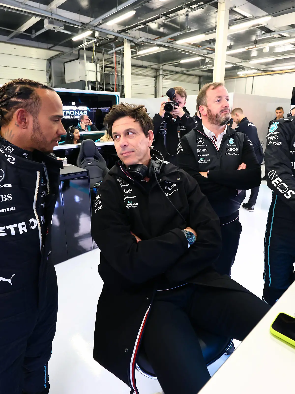 Formula 1 2022: British GP SILVERSTONE CIRCUIT, UNITED KINGDOM - JULY 01: Sir Lewis Hamilton, Mercedes-AMG, and George Russell, Mercedes-AMG, with Toto Wolff, Team Principal and CEO, Mercedes AMG during the British GP at Silverstone Circuit on Friday July 01, 2022 in Northamptonshire, United Kingdom. Photo by Steve Etherington / LAT Images Images PUBLICATIONxINxGERxSUIxAUTxHUNxONLY GP2210_133727SNE34467 