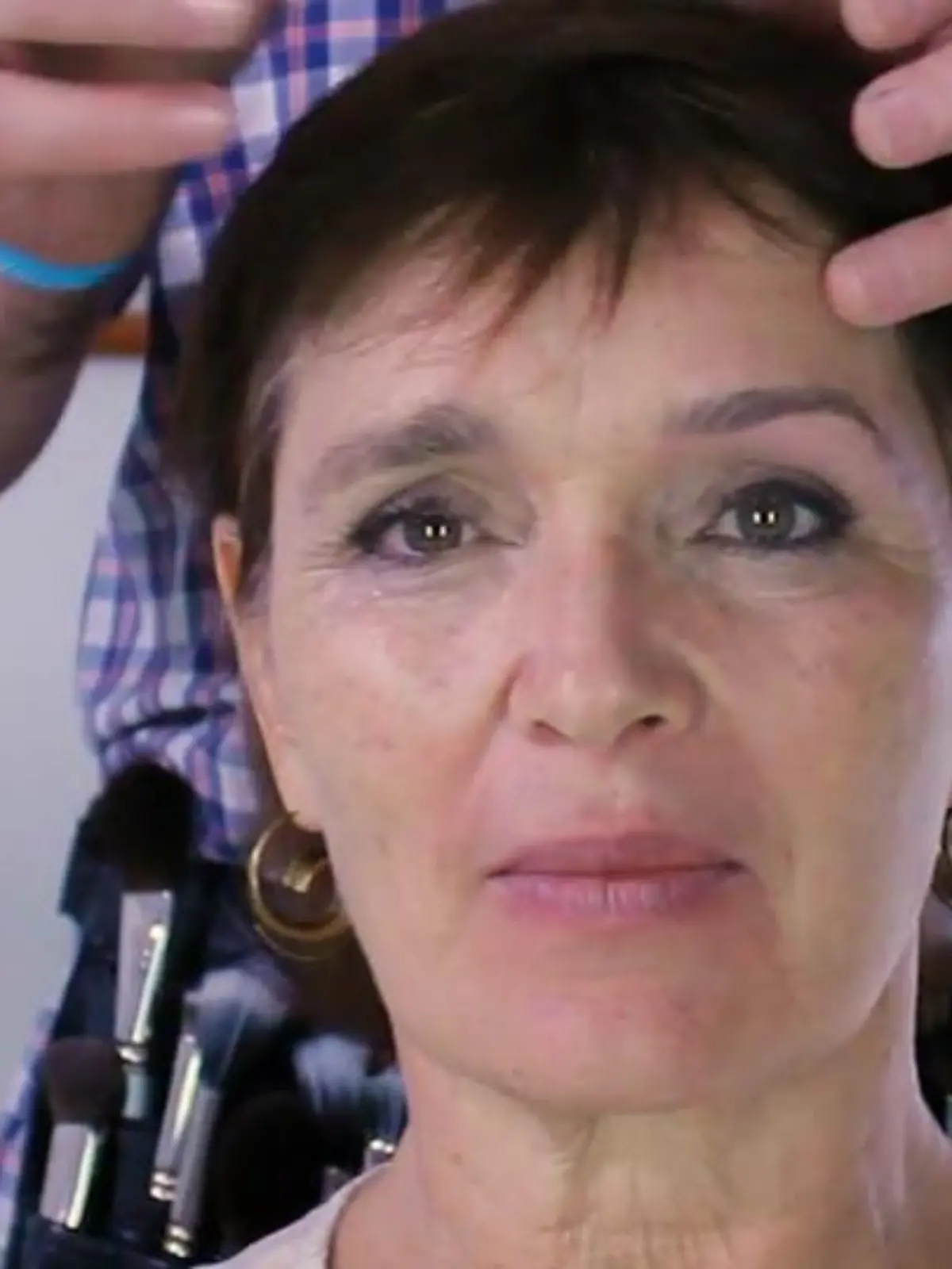 Bild zu: "Moni erlebt die Magie der Augenbrauen"