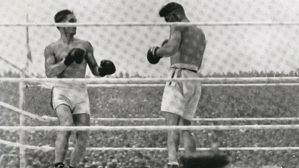 2. Juli 1921: Jack Dempsey (r.) und Georges Carpentier kämpfen vor 80.000 Zuschauern um den Schwergewichts-Titel - der Kampf des Jahrhunderts spült mehr als eine Million Dollar in die Kasse.