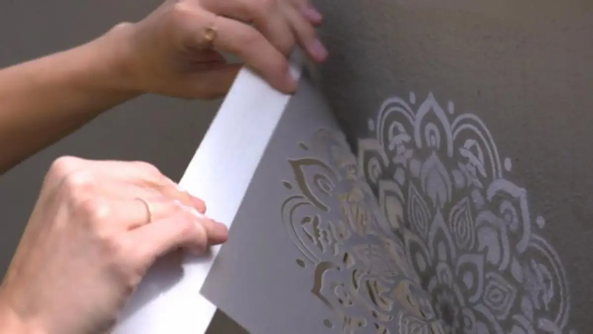 Wandkunstwerk mit Sprühkreide Hin und weg in Sekunden