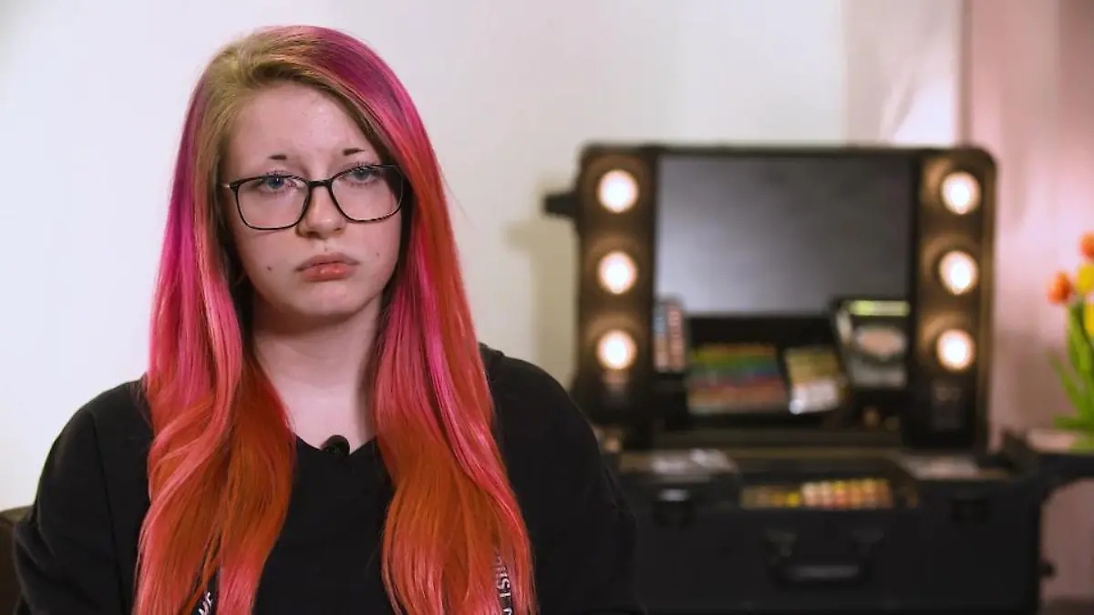 Laura hat keine Augenbrauen mehr Haarausfall