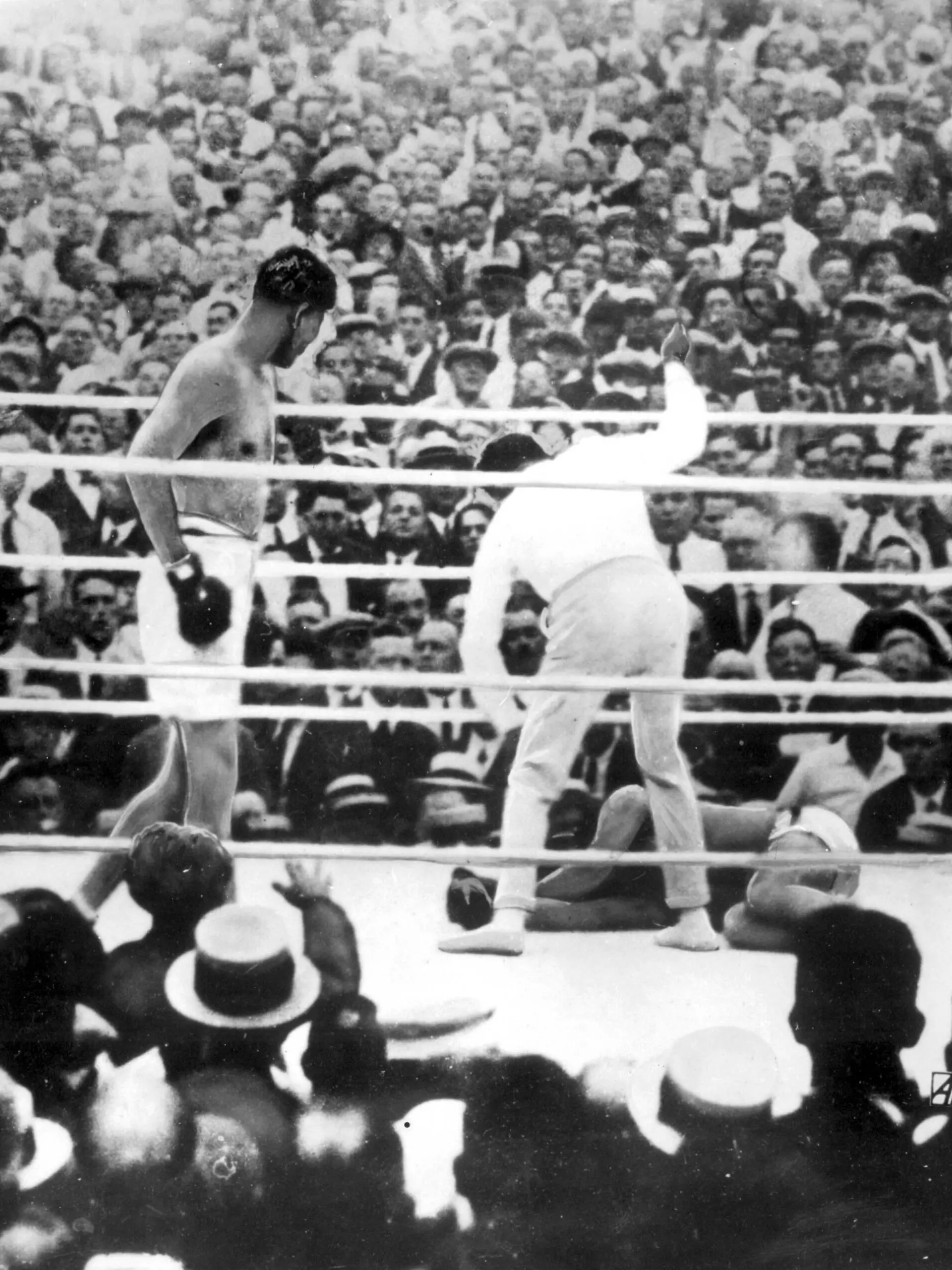 Die Entscheidung: Dempsey knockt Carpentier aus, der Ringrichter zählt den Franzosen aus