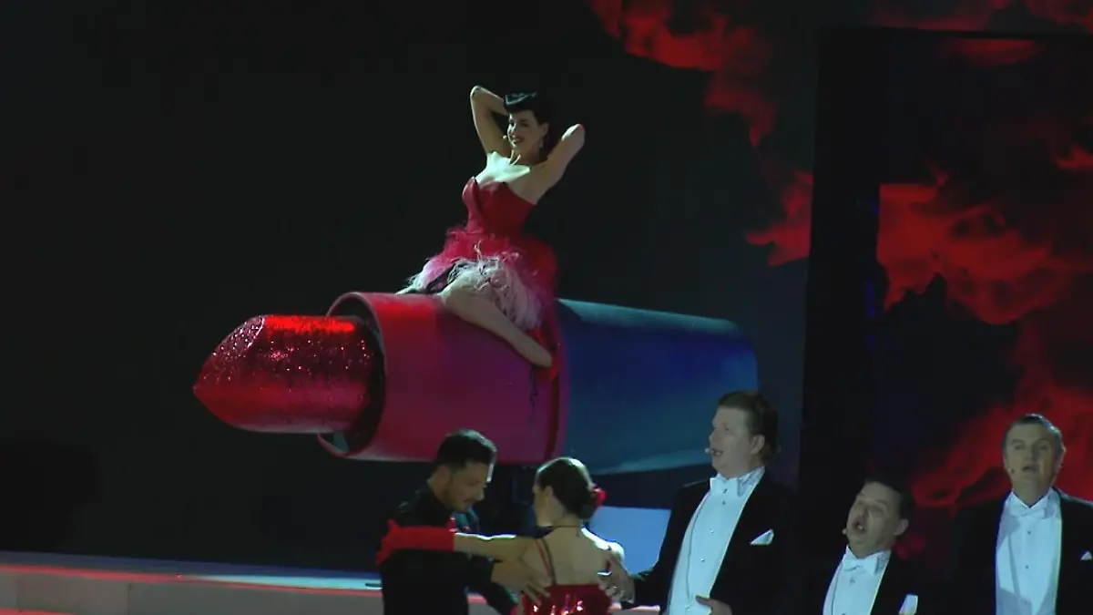 Dita von Teese reitet einen Lippenstift Life Ball 2019: Dita von Teese