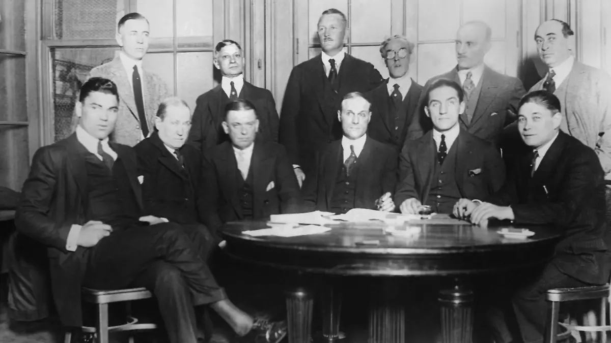 Machten den "Kampf des Jahrhunderts" fix (von links: Jack Dempsey, unbekannt, Manager Doc Kearns, Promoter Tex Rickard, Georges Carpentier, unebaknnt.