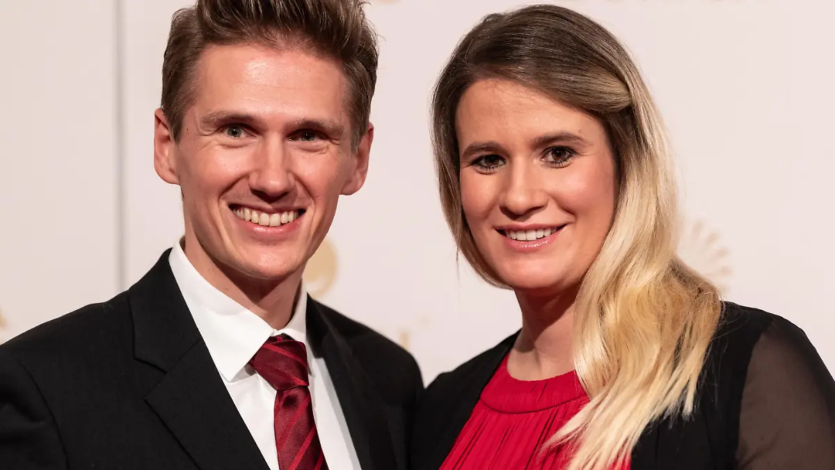 Rennrodlerin Nathalie Geisenberger und ihr Partner Markus Scheer stehen im Kurhaus vor der Wahl zum "Sportler des Jahres" auf dem roten Teppich.