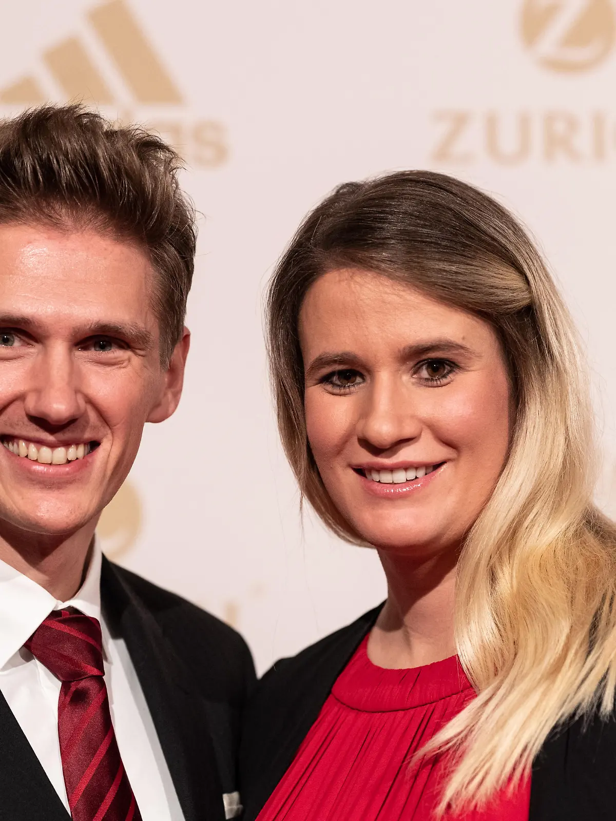Rennrodlerin Nathalie Geisenberger und ihr Partner Markus Scheer stehen im Kurhaus vor der Wahl zum "Sportler des Jahres" auf dem roten Teppich.