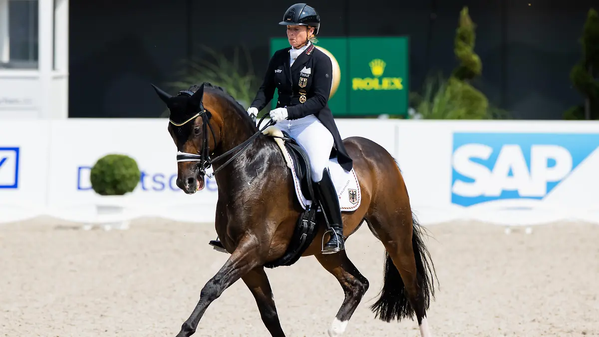 Pferdesport, Dressur: CHIO, Grand Prix, Nationenpreis. Die deutsche Reiterin Isabell Werth auf dem Pferd "DSP Quantaz" reitet durch den Parcours.