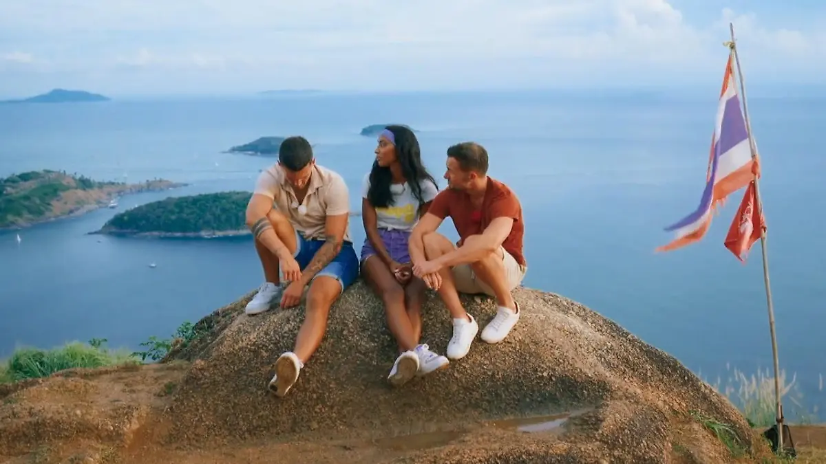 Eigentlich sollten Max, Sharon und Jan von diesem Hügel springen. Doch stattdessen müssen sie das Date notgedrungen auf diesem Stein verbringen.
