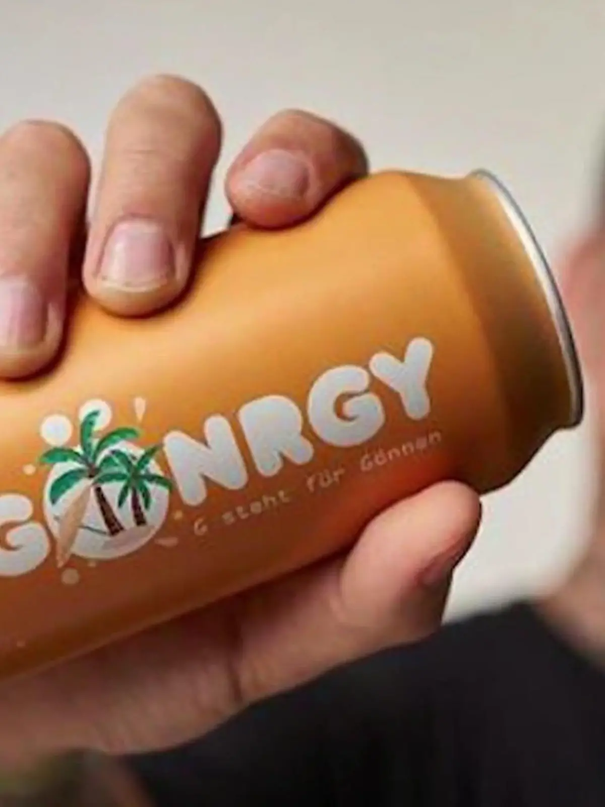 Die einen hassen sie, die anderen lieben sie: Energy-Drinks. Vor allem für Kinder können Aufputsch-Getränke aufgrund des hohen Koffeingehalts gefährlich werden. Verführerisch, wenn dann der Held des Kinderzimmers seinen eigenen Energy-Drink rausbringt, so wie Deutschlands bekanntester Streamer MontanaBlack jetzt seinen Gönrgy. Wie gefährlich Energy-Drinks für Kinder wirklich sind und wie leicht sie an die Getränke rankommen, erfahren Sie im Video.
