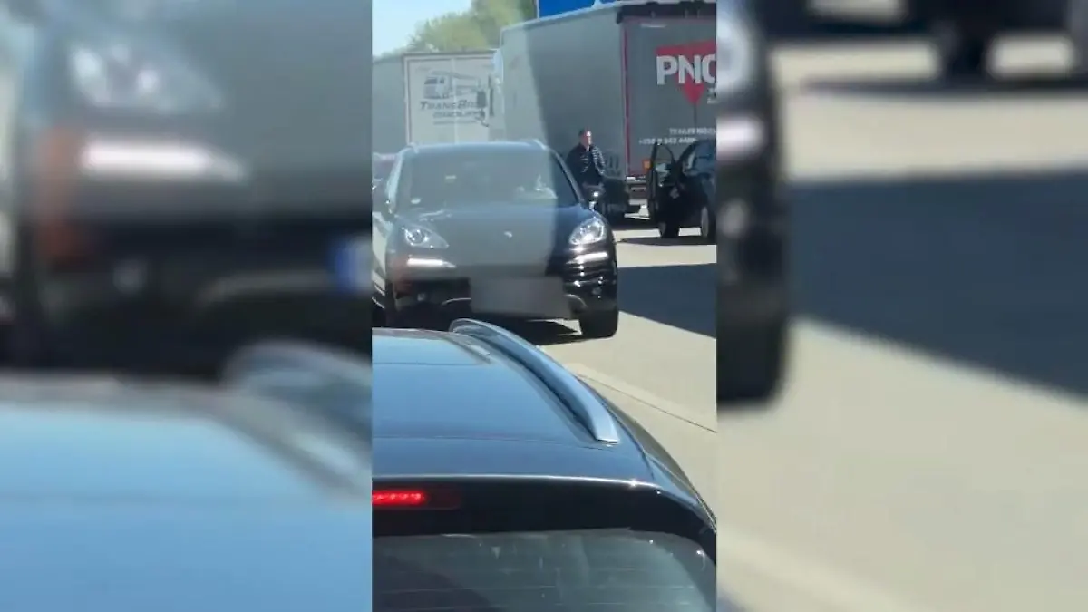Autofahrer wenden in Rettungsgasse Sind die irre?