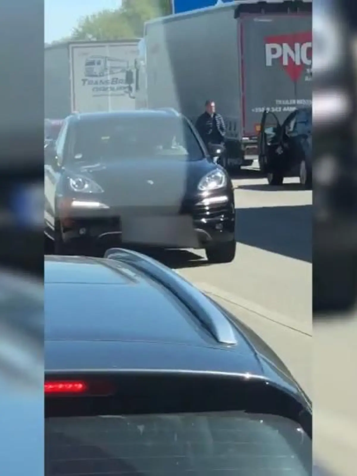 Bild zu: "Autofahrer wenden in Rettungsgasse"
