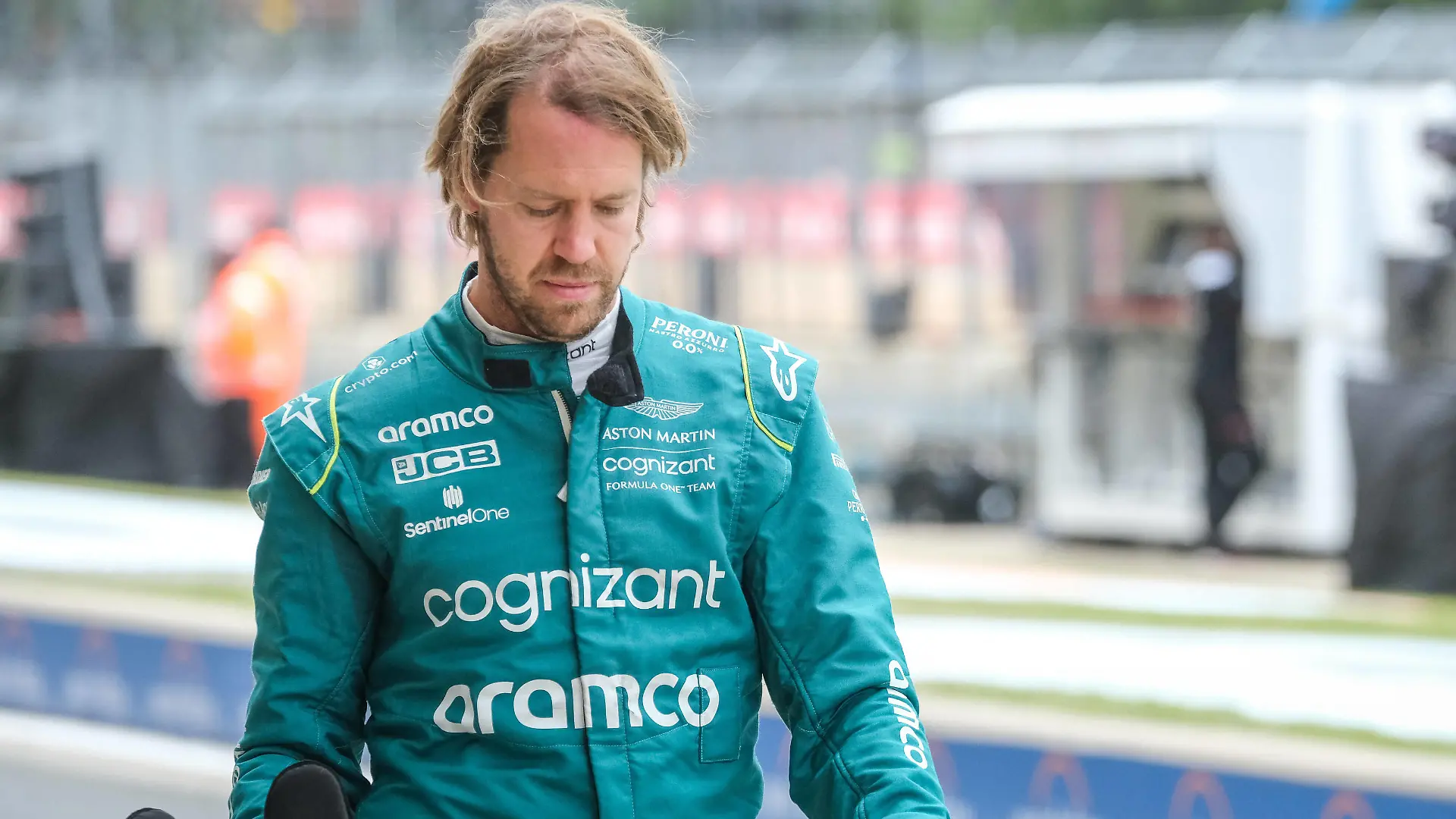 Sebastian Vettel GER, Aston Martin Aramco Cognizant F1 Team 5 in der Box, Großer Preis von Großbritannien, Silverstone, Motorsport, Formel 1, Großer Preis von Großbritannien, Silverstone, Motorsport, Formel 1, Foto: Knab / Eibner Towcester *** Sebastian Vettel GER, Aston Martin Aramco Cognizant F1 Team 5 in the pits, British Grand Prix, Silverstone, Motorsport, Formula 1, British Grand Prix, Silverstone, Motorsport, Formula 1, Photo Knab Eibner Towcester Copyright: xEibner-Pressefotox