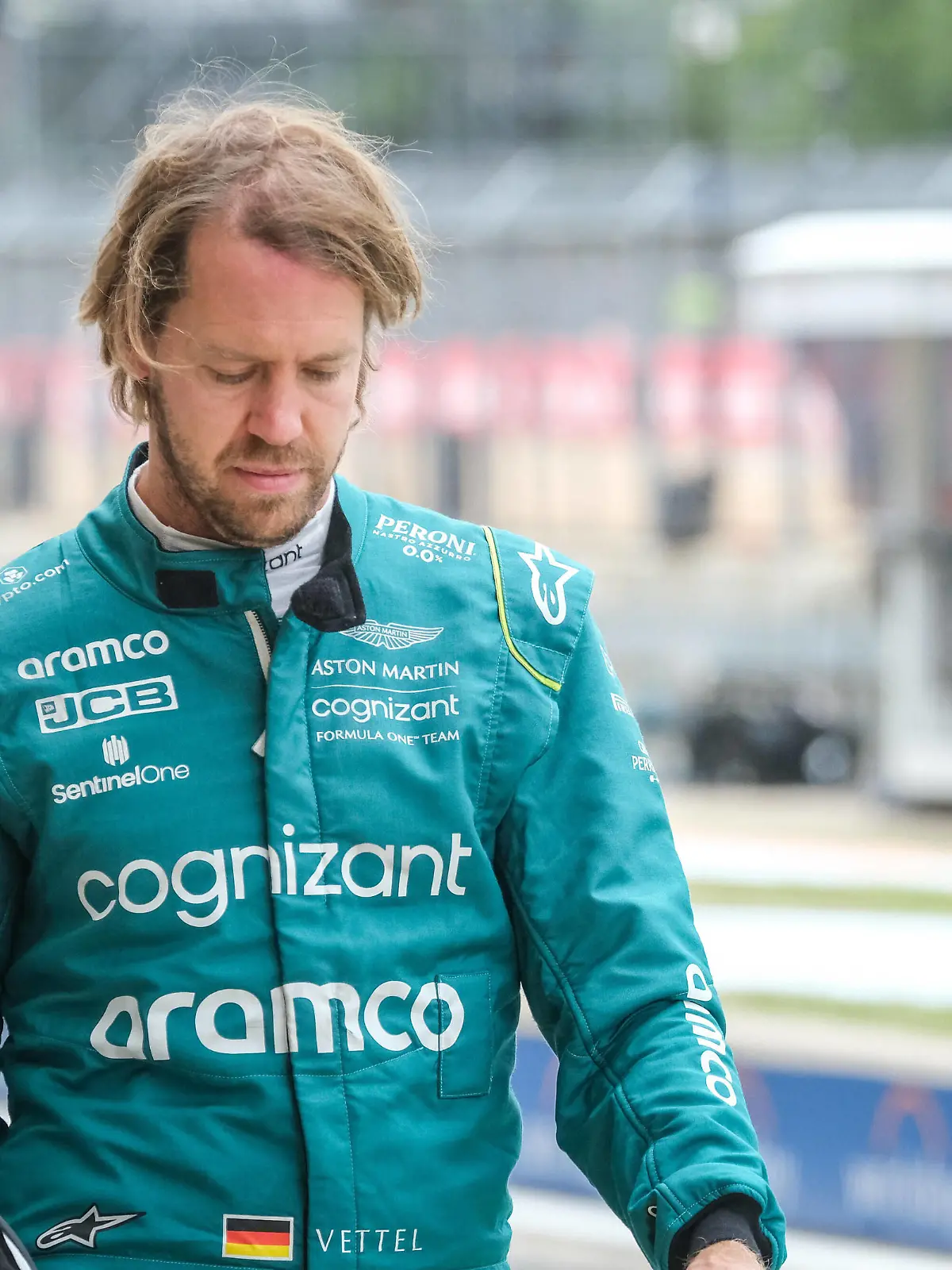  Sebastian Vettel GER, Aston Martin Aramco Cognizant F1 Team 5 in der Box, Großer Preis von Großbritannien, Silverstone, Motorsport, Formel 1, Großer Preis von Großbritannien, Silverstone, Motorsport, Formel 1, Foto: Knab / Eibner Towcester *** Sebastian Vettel GER, Aston Martin Aramco Cognizant F1 Team 5 in the pits, British Grand Prix, Silverstone, Motorsport, Formula 1, British Grand Prix, Silverstone, Motorsport, Formula 1, Photo Knab Eibner Towcester Copyright: xEibner-Pressefotox