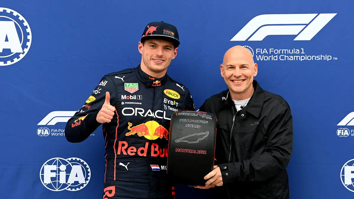 Sport Bilder des Tages Formula 1 2022: Canadian GP CIRCUIT GILLES-VILLENEUVE, CANADA - JUNE 18: Pole man Max Verstappen, Red Bull Racing, receives his Pirelli Pole Position Award from Jacques Villeneuve during the Canadian GP at Circuit Gilles-Villeneuve on Saturday June 18, 2022 in Montreal, Canada. Photo by Mark Sutton / Sutton Images Images PUBLICATIONxINxGERxSUIxAUTxHUNxONLY GP2209_221956MS1_9013