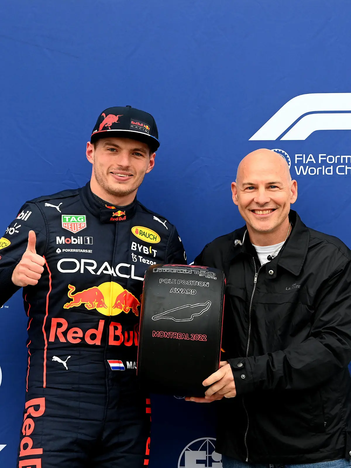 Sport Bilder des Tages Formula 1 2022: Canadian GP CIRCUIT GILLES-VILLENEUVE, CANADA - JUNE 18: Pole man Max Verstappen, Red Bull Racing, receives his Pirelli Pole Position Award from Jacques Villeneuve during the Canadian GP at Circuit Gilles-Villeneuve on Saturday June 18, 2022 in Montreal, Canada. Photo by Mark Sutton / Sutton Images Images PUBLICATIONxINxGERxSUIxAUTxHUNxONLY GP2209_221956MS1_9013