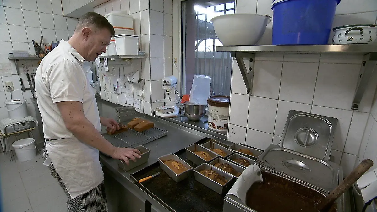 Bäcker Ralph Simon in seiner Bäckerei in Sachsen