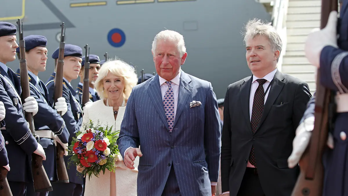 Charles & Camilla in Berlin gelandet Blick auf frischgebackene Großeltern