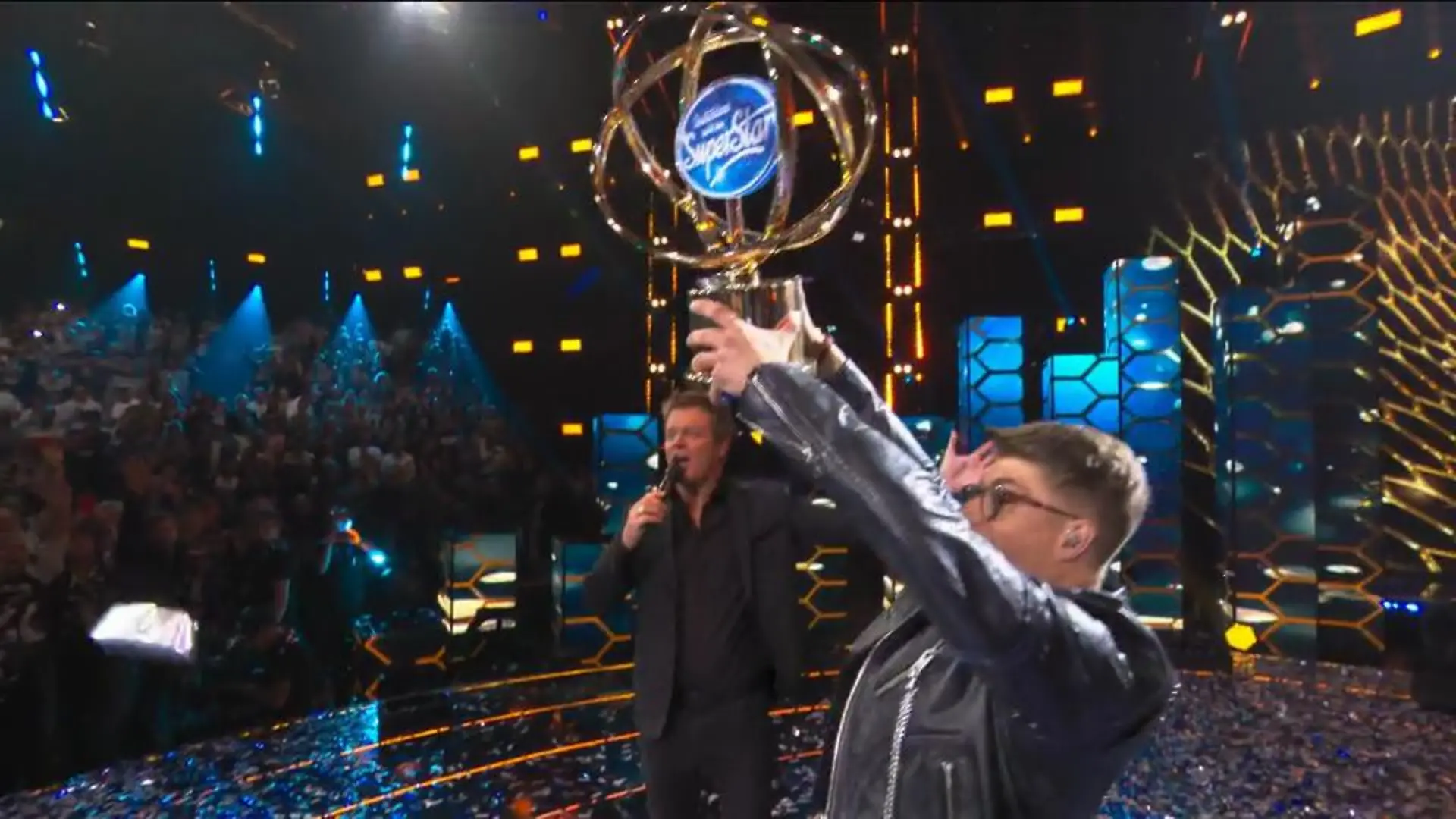 Davins Siegerauftritt mit seinem Song "The River" Wohlverdient hält er den Pokal