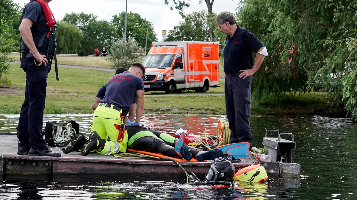 Rettungskraefte simmulieren die Rettung eines Ertrinkenden/ Badeunfall am Fuehlinger See in Koeln Rettungskraefte, Ersthelfer bei der Reanimation, Wiederbelebung eines geretteten Verunglueckten im Badesee bei der Demonstration Rettung eines Ertrinkenden im See gemeinsam mit der Feuerwehr und der DLRG Deutschen-Lebens-Rettungs-Gesellschaft am Fuehlinger See in Koeln Symbolbild Deutschland *** Rescue workers simulate the rescue of a drowning man in a swimming accident at the Fuehlinger See in Cologne Rescue workers, first aiders during reanimation, resuscitation of a rescued drowning man in the swimming lake during the demonstration rescue of a drowning man in the lake together with the fire brigade and the DLRG German Life Saving Asso