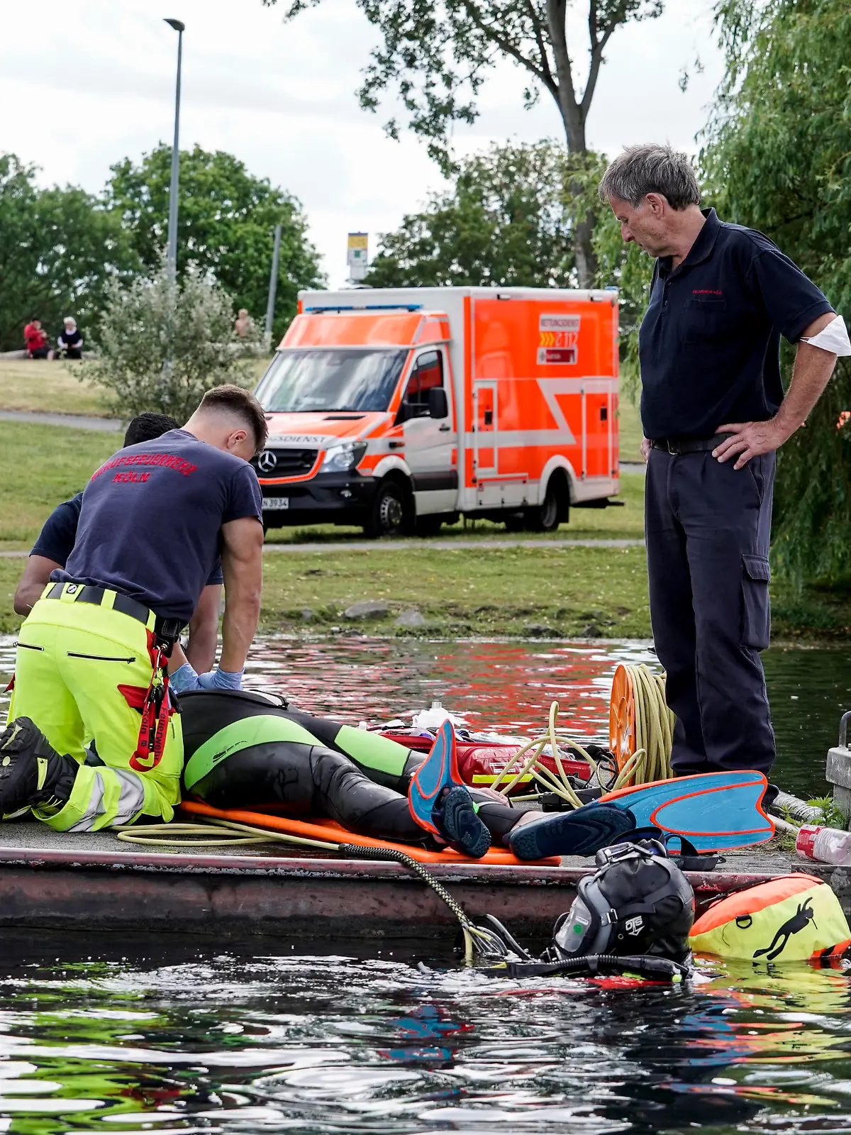  Rettungskraefte simmulieren die Rettung eines Ertrinkenden/ Badeunfall am Fuehlinger See in Koeln Rettungskraefte, Ersthelfer bei der Reanimation, Wiederbelebung eines geretteten Verunglueckten im Badesee bei der Demonstration Rettung eines Ertrinkenden im See gemeinsam mit der Feuerwehr und der DLRG Deutschen-Lebens-Rettungs-Gesellschaft am Fuehlinger See in Koeln Symbolbild Deutschland *** Rescue workers simulate the rescue of a drowning man in a swimming accident at the Fuehlinger See in Cologne Rescue workers, first aiders during reanimation, resuscitation of a rescued drowning man in the swimming lake during the demonstration rescue of a drowning man in the lake together with the fire brigade and the DLRG German Life Saving Asso