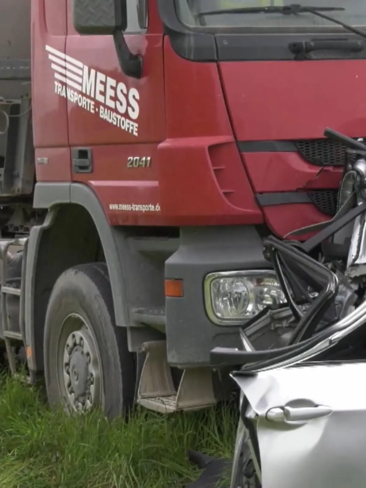 Bild zu: "Lastwagen rast ungebremst in Stauende"