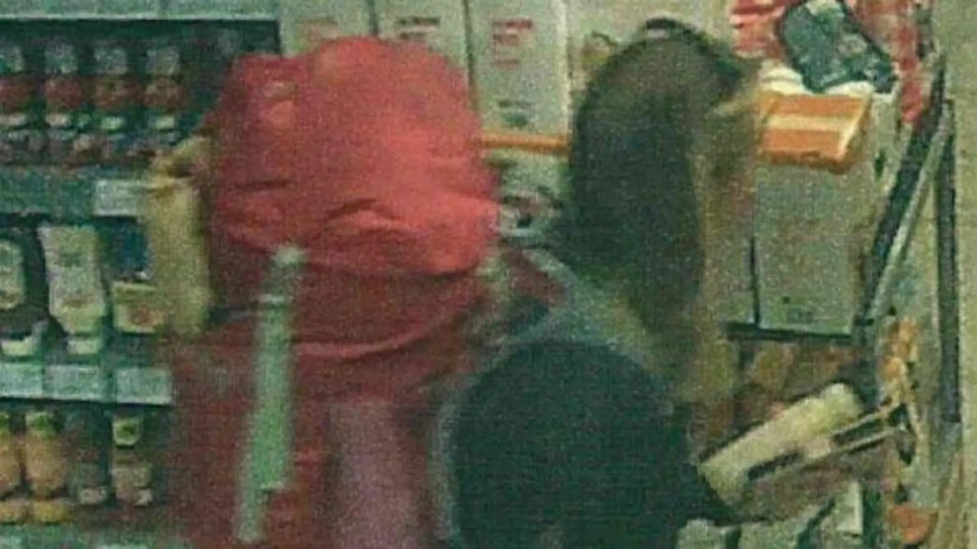 HANDOUT - 10.09.2020, Baden-Württemberg, Todtmoos: Die Aufnahme einer Supermarkt-Kamera zeigt Scarlett S. aus Bad Lippspringe (Polizeifoto). Im Fall der seit fast zwei Jahren vermissten jungen Schwarzwald-Wanderin aus Nordrhein-Westfalen gehen die Ermittler neuen Hinweisen nach. Nach der ZDF-Fernsehsendung «Aktenzeichen XY ... vermisst» gingen über 70 Hinweise ein. Die 26-Jährige aus Bad Lippspringe wird seit dem 10. September im Südschwarzwald vermisst. (zu «Wo ist Scarlett?» - Über 70 neue Hinweise zu vermisster Wanderin») Foto: -/Polizei Freiburg/dpa - ACHTUNG: Verwendung nur bis zum Ende der Öffentlichkeitsfahndung der Polizei und mit Nennung der Quelle. +++ dpa-Bildfunk +++