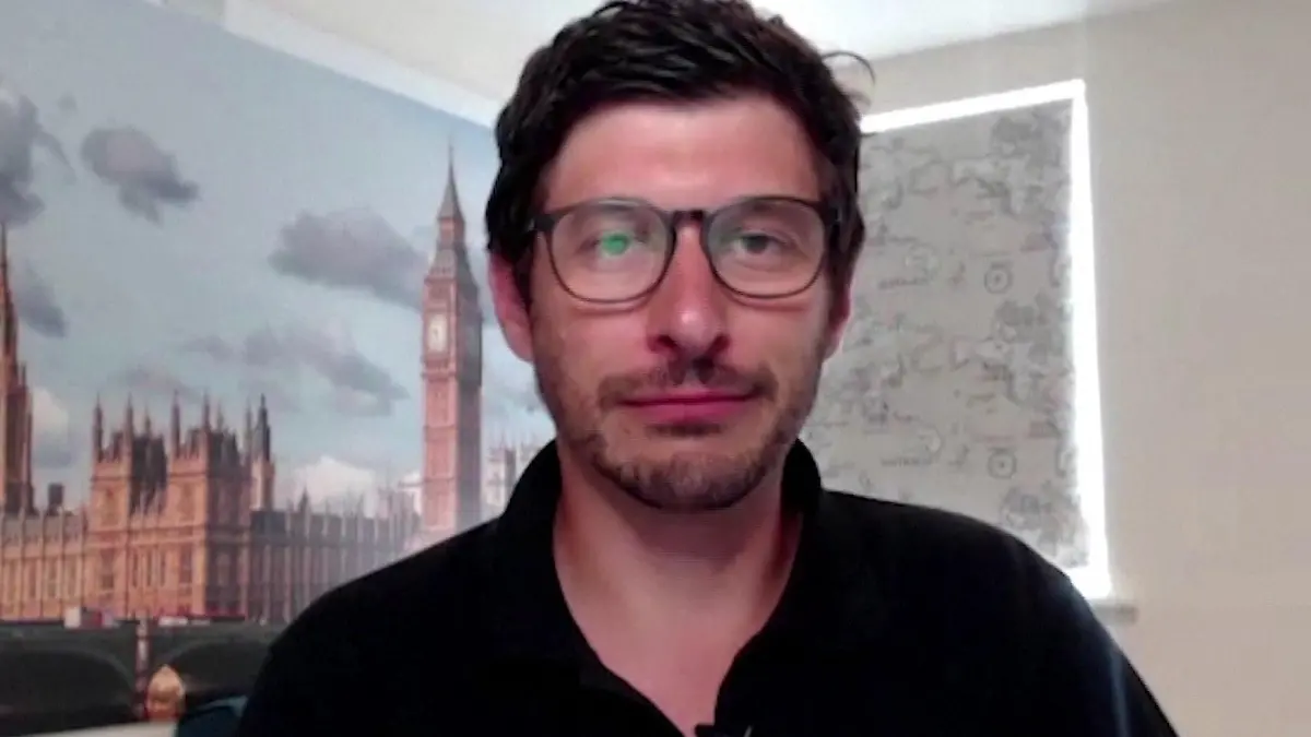 Als brasilianischer Reporter machte Felipe Kieling am Donnerstag, 30.06.2022 eigentlich seinen ganz normalen Job, als sein Sohnemann Lucas während der Live-Schalte einen süßen Strich durch die Rechnung machte