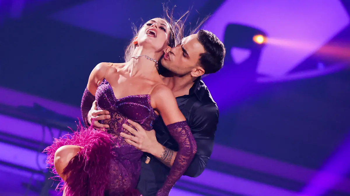 18.03.2022, Nordrhein-Westfalen, Köln: Timur Ülker, Schauspieler, Malika Dzumaev, Profitänzerin, tanzen in der RTL-Tanzshow "Let's Dance" im Coloneum. Foto: Rolf Vennenbernd/dpa +++ dpa-Bildfunk +++