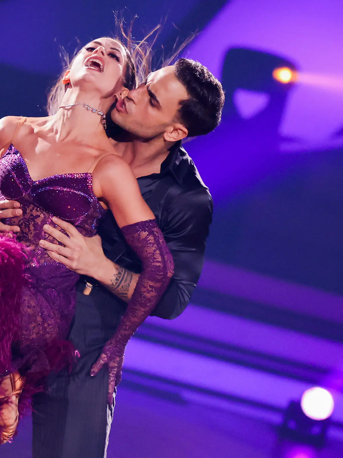 18.03.2022, Nordrhein-Westfalen, Köln: Timur Ülker, Schauspieler, Malika Dzumaev, Profitänzerin, tanzen in der RTL-Tanzshow "Let's Dance" im Coloneum. Foto: Rolf Vennenbernd/dpa +++ dpa-Bildfunk +++